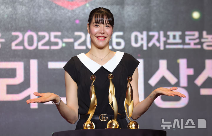 [서울=뉴시스] 홍효식 기자 = 6일 서울 용산구 서울드래곤시티에서 열린 2025-2026 여자프로농구 정규리그 시상식에서 정규리그 MVP, 베스트5 센터 부문, 블록상을 수상한 KB스타즈 박지수가 트로피와 기념촬영하고 있다. 2026.04.06. yesphoto@newsis.com