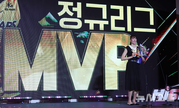 [서울=뉴시스] 홍효식 기자 = 6일 서울 용산구 서울드래곤시티에서 열린 2025-2026 여자프로농구 정규리그 시상식에서 정규리그 MVP를 수상한 KB스타즈 박지수가 소감을 밝히고 있다. 2026.04.06. yesphoto@newsis.com