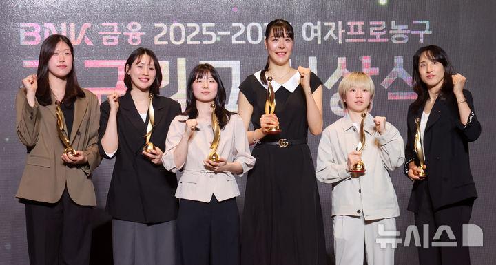[서울=뉴시스] 홍효식 기자 = 6일 서울 용산구 서울드래곤시티에서 열린 2025-2026 여자프로농구 정규리그 시상식에서 수상자들이 기념촬영하고 있다. 왼쪽부터 신인선수상 BNK 썸 김도연, 베스트5 포워드 부문 KB스타즈 강이슬, 베스트5 가드 부문 허예은, MVP KB스타즈 박지수, 베스트5 가드 부문 BNK 썸 안혜지, 베스트5 포워드 부문 김단비. 2026.04.06. yesphoto@newsis.com