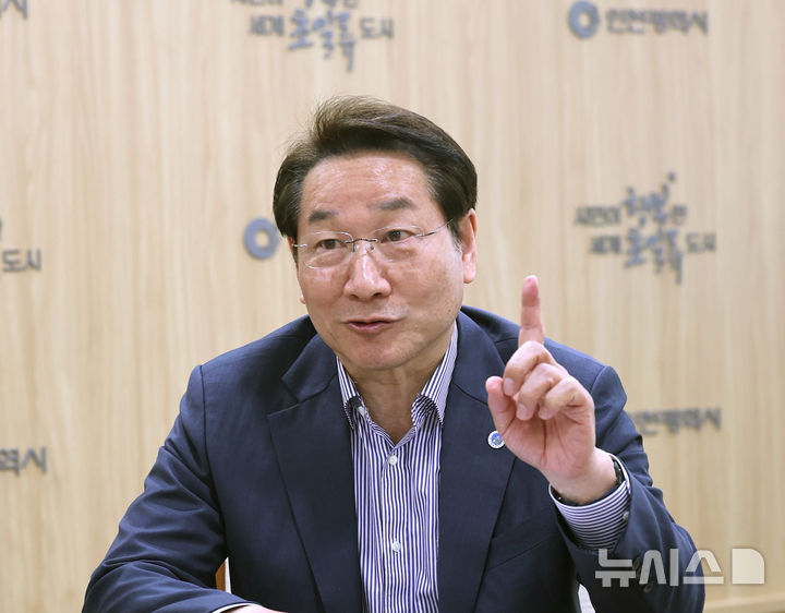 [인천=뉴시스] 전진환 기자 = 유정복 인천시장이 6일 오후 인천 남동구 시청 접견실에서 뉴시스와 인터뷰를 하고 있다. 2026.04.06. amin2@newsis.com