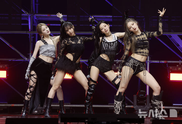 [서울=뉴시스] 김혜진 기자 = 그룹 키스오브라이프가 6일 오후 서울 용산구 블루스퀘어에서 열린 새 싱글 앨범 'Who is she' 발매 기념 쇼케이스에서 무대를 선보이고 있다. 2026.04.06. jini@newsis.com