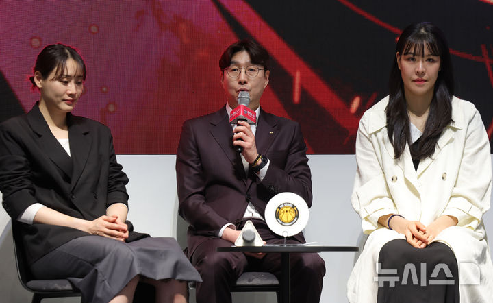 [서울=뉴시스] 홍효식 기자 = 6일 서울 용산구 서울드래곤시티에서 열린 2025-2026 여자프로농구 포스트시즌 미디어데이에서 KB스타즈 김완수(가운데) 감독이 출사표를 던지고 있다. 2026.04.06. yesphoto@newsis.com