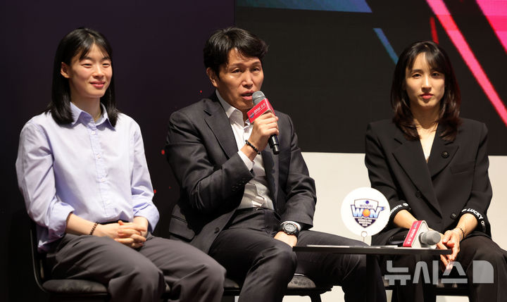 [서울=뉴시스] 홍효식 기자 = 6일 서울 용산구 서울드래곤시티에서 열린 2025-2026 여자프로농구 포스트시즌 미디어데이에서 우리은행 위성우(가운데) 감독이 출사표를 던지고 있다. 2026.04.06. yesphoto@newsis.com