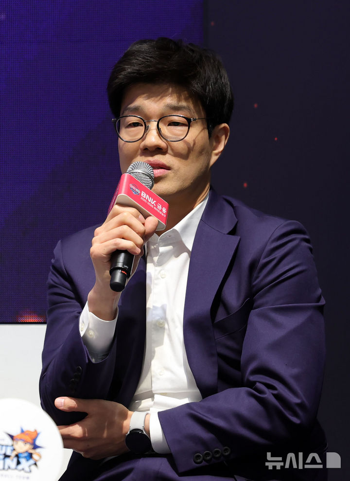 [서울=뉴시스] 홍효식 기자 = 6일 서울 용산구 서울드래곤시티에서 열린 2025-2026 여자프로농구 포스트시즌 미디어데이에서 삼성생명 하상윤 감독이 출사표를 던지고 있다. 2026.04.06. yesphoto@newsis.com