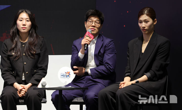 [서울=뉴시스] 홍효식 기자 = 6일 서울 용산구 서울드래곤시티에서 열린 2025-2026 여자프로농구 포스트시즌 미디어데이에서 삼성생명 하상윤(가운데) 감독이 출사표를 던지고 있다. 2026.04.06. yesphoto@newsis.com