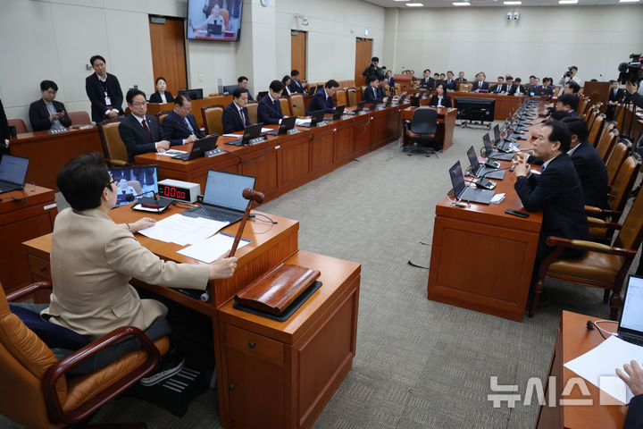 [서울=뉴시스] 김명년 기자 = 임이자 국회 재정경제기획위원장이 6일 오후 서울 여의도 국회 재경위 전체회의에서 의사봉을 두드리고 있다. 2025.04.06. kmn@newsis.com