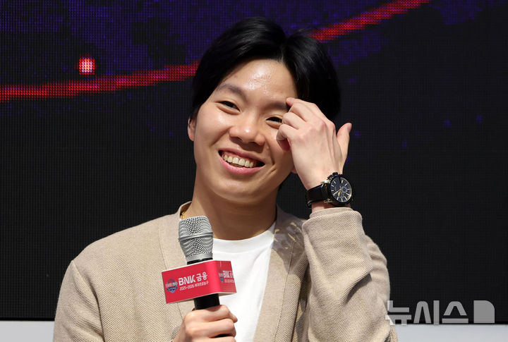 [서울=뉴시스] 홍효식 기자 = 6일 서울 용산구 서울드래곤시티에서 열린 2025-2026 여자프로농구 포스트시즌 미디어데이에서 하나은행 진안이 발언하고 있다. 2026.04.06. yesphoto@newsis.com