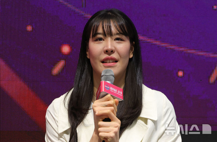 [서울=뉴시스] 홍효식 기자 = 6일 서울 용산구 서울드래곤시티에서 열린 2025-2026 여자프로농구 포스트시즌 미디어데이에서 KB스타즈 박지수가 발언하고 있다. 2026.04.06. yesphoto@newsis.com