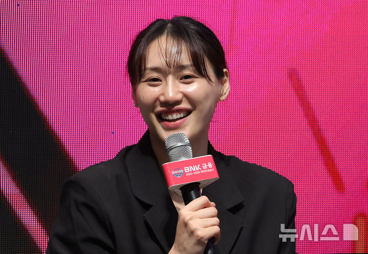 [서울=뉴시스] 홍효식 기자 = 6일 서울 용산구 서울드래곤시티에서 열린 2025-2026 여자프로농구 포스트시즌 미디어데이에서 KB스타즈 강이슬이 발언하고 있다. 2026.04.06. yesphoto@newsis.com