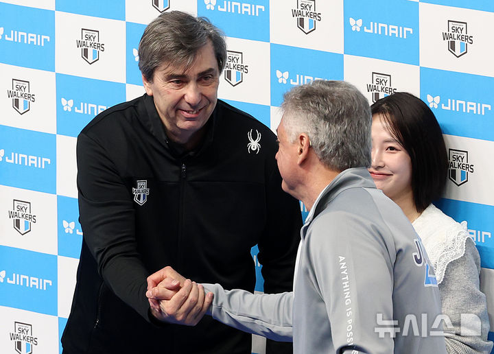 [천안=뉴시스] 이영환 기자 = 헤난 달 조토(오른쪽) 대한항공 감독과 필립 블랑 현대캐피탈 감독이 6일 오후 충남 천안시 서북구 유관순체육관에서 진행되는 2025-2026 V-리그 남자부 챔피언결정전 3차전을 앞두고 인사를 나누고 있다. 2026.04.06. 20hwan@newsis.com