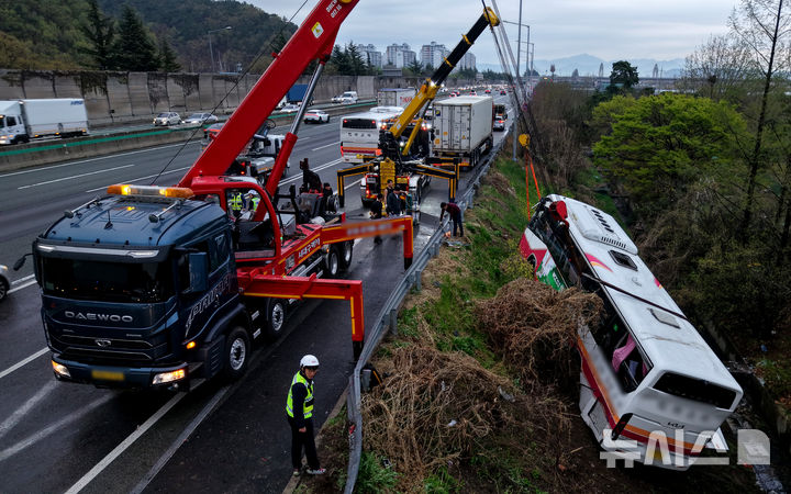 [대구=뉴시스] 이무열 기자 = 6일 오후 4시10분께 대구 북구 팔달동 경부고속도로 북대구IC 방향 금호분기점 인근을 달리던 시외버스가 가드레일을 들이받은 뒤 난간 아래로 떨어져 승객 등 8명이 다쳤다. 2026.04.06. lmy@newsis.com