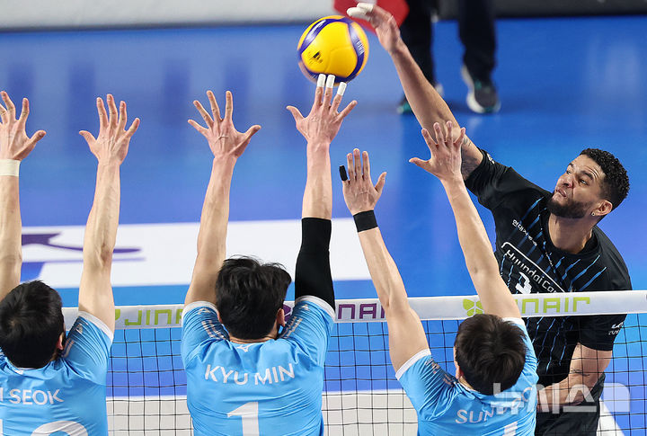 [천안=뉴시스] 이영환 기자 = 6일 오후 충남 천안시 서북구 유관순체육관에서 열린 2025-2026 V-리그 남자부 챔피언결정전 3차전 현대캐피탈과 대한항공의 경기, 현대캐피탈 레오가 공격을 하고 있다. 2026.04.06. 20hwan@newsis.com