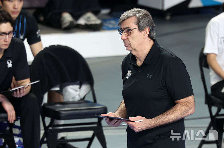 [천안=뉴시스] 이영환 기자 = 6일 오후 충남 천안시 서북구 유관순체육관에서 열린 2025-2026 V-리그 남자부 챔피언결정전 3차전 현대캐피탈과 대한항공의 경기, 현대캐피탈 필립 블랑 감독이 경기를 지켜보고 있다. 2026.04.06. 20hwan@newsis.com