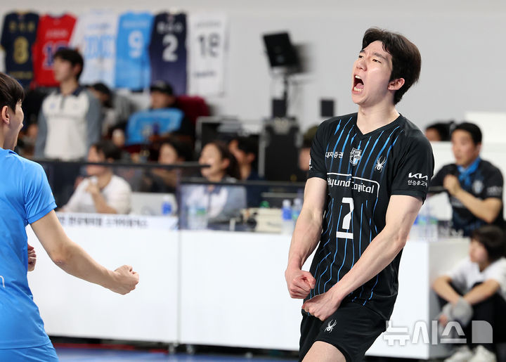 [천안=뉴시스] 이영환 기자 = 6일 오후 충남 천안시 서북구 유관순체육관에서 열린 2025-2026 V-리그 남자부 챔피언결정전 3차전 현대캐피탈과 대한항공의 경기, 현대캐피탈 허수봉이 서브 득점 후 기뻐하고 있다. 2026.04.06. 20hwan@newsis.com