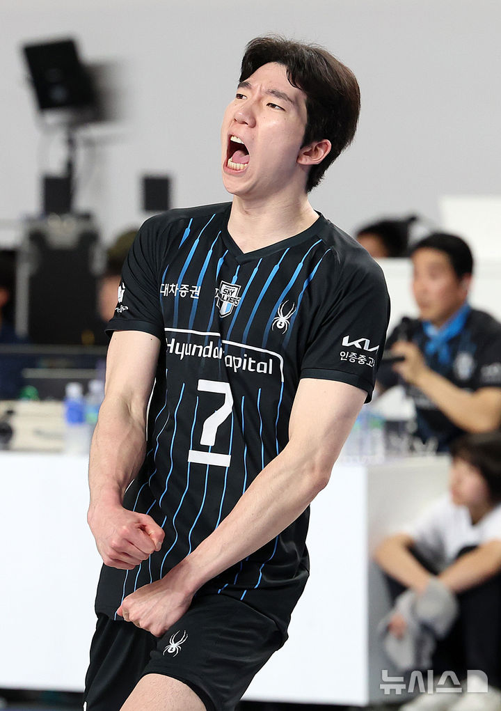 [천안=뉴시스] 이영환 기자 = 6일 오후 충남 천안시 서북구 유관순체육관에서 열린 2025-2026 V-리그 남자부 챔피언결정전 3차전 현대캐피탈과 대한항공의 경기, 현대캐피탈 허수봉이 서브 득점 후 기뻐하고 있다. 2026.04.06. 20hwan@newsis.com