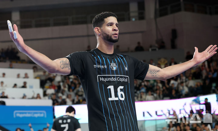 [천안=뉴시스] 이영환 기자 = 6일 오후 충남 천안시 서북구 유관순체육관에서 열린 2025-2026 V-리그 남자부 챔피언결정전 3차전 현대캐피탈과 대한항공의 경기, 현대캐피탈 레오가 득점 후 기뻐하고 있다. 2026.04.06. 20hwan@newsis.com