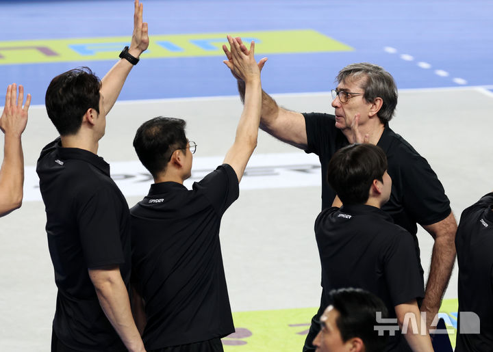 [천안=뉴시스] 이영환 기자 = 6일 오후 충남 천안시 서북구 유관순체육관에서 열린 2025-2026 V-리그 남자부 챔피언결정전 3차전 현대캐피탈과 대한항공의 경기, 세트스코어 3-0으로 승리한 현대캐피탈 필립 블랑 감독이 코치진과 기뻐하고 있다. 2026.04.06. 20hwan@newsis.com