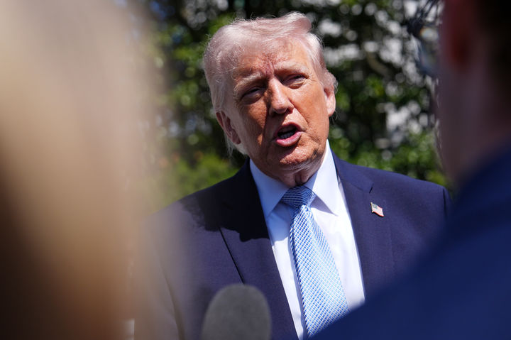 [워싱턴=AP/뉴시스] 도널드 트럼프 미국 대통령이 6일(현지 시간) 백악관 사우스 론(남쪽 잔디밭)에서 열린 '부활절 달걀 굴리기' 행사 도중 기자들과 만나고 있다. 2026.04.07.