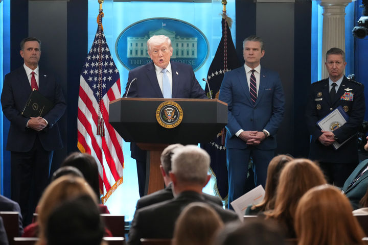 [워싱턴=AP/뉴시스]도널드 트럼프 미국 대통령이 6일(현지 시간) 백악관에서 기자회견을 열고 발언하고 있다. 2026.04.07.