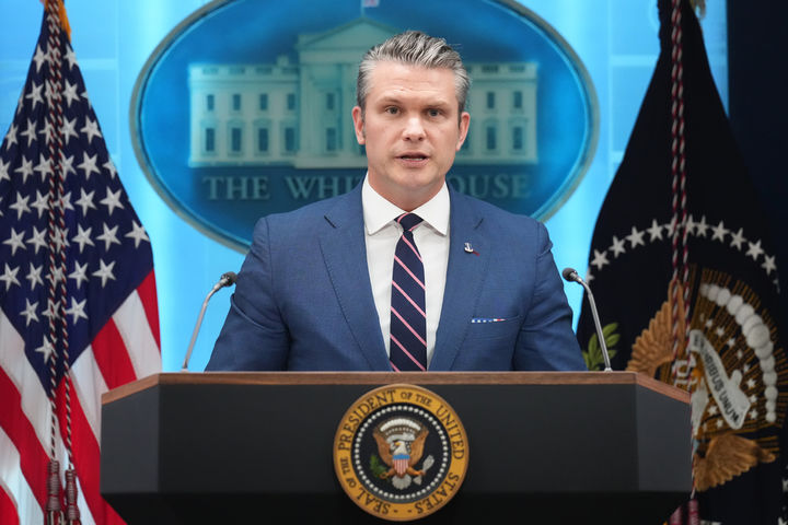 [워싱턴=AP/뉴시스] 피트 헤그세스 미국 국방장관이 6일(현지 시간) 워싱턴DC 백악관에서 도널드 트럼프 대통령과 함께 지난 3일 이란에서 격추된 F-15 전투기 탑승 장교 구출 작전 관련 기자회견을 하고 있다. 2026.04.07.