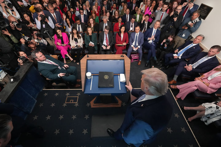 [워싱턴=AP/뉴시스] 도널드 트럼프 미국 대통령이 6일(현지 시간) 백악관 브리핑룸에서 이란 전쟁과 관련한 기자회견을 하고 있다. 2026.04.07.