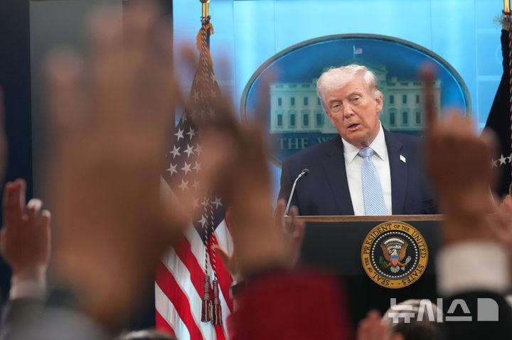 [워싱턴=AP/뉴시스] 도널드 트럼프 미국 대통령이 6일(현지 시간) 백악관 브리핑룸에서 기자회견 중 취재진 질문에 답하고 있다. 2026.04.07.