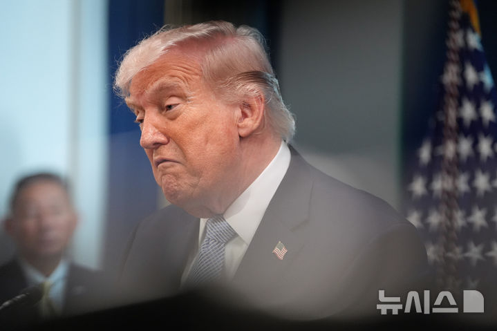 [워싱턴=AP/뉴시스] 도널드 트럼프 미국 대통령이 6일(현지 시간) 백악관 브리핑룸에서 기자회견 중 취재진 질문에 답하고 있다. 2026.04.07.
