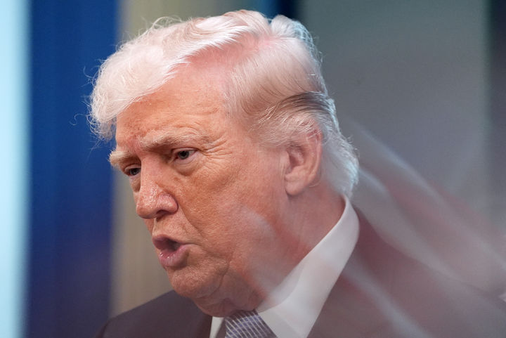 [워싱턴=AP/뉴시스]도널드 트럼프 미국 대통령이 6일(현지 시간) 백악관에서 기자회견을 열고 발언하고 있다. 2026.04.07.