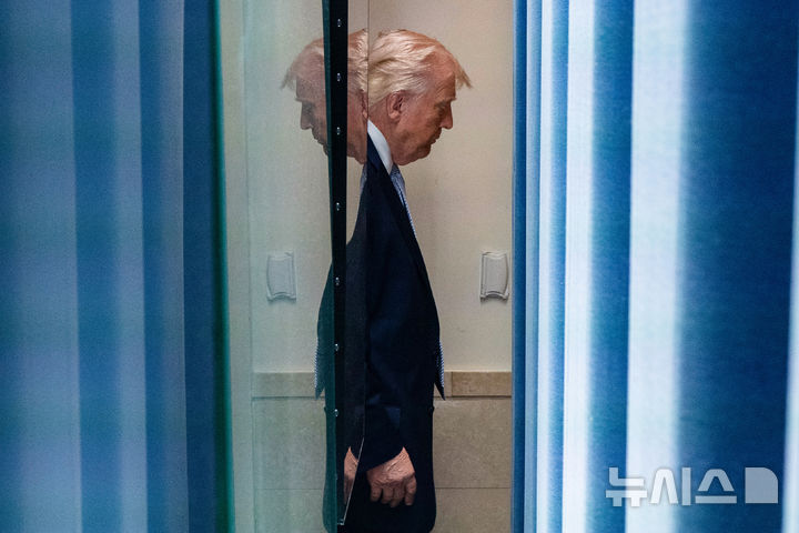 [워싱턴=AP/뉴시스] 도널드 트럼프 미국 대통령이 6일(현지 시간) 백악관 브리핑룸에서 기자회견을 마친 뒤 이동하고 있다. 2026.04.07.
