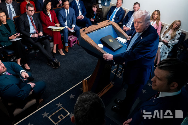 [워싱턴=AP/뉴시스] 도널드 트럼프 미국 대통령이 6일(현지 시간) 백악관 브리핑룸에서 기자회견 중 취재진 질문에 답하고 있다. 2026.04.07.