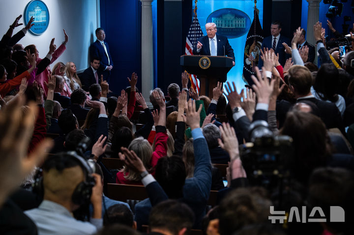 [워싱턴=AP/뉴시스] 도널드 트럼프 미국 대통령이 6일(현지 시간) 백악관 브리핑룸에서 기자회견 중 취재진 질문에 답하고 있다. 2026.04.07.