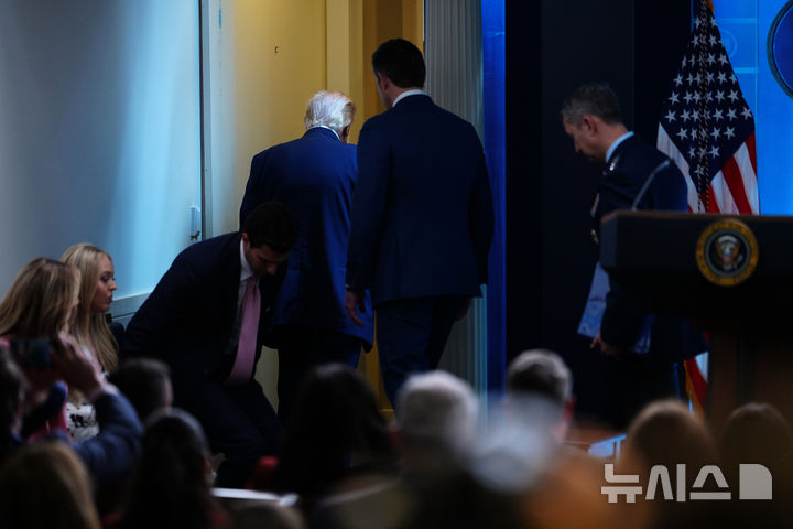 [워싱턴=AP/뉴시스] 도널드 트럼프 미국 대통령이 6일(현지 시간) 백악관 브리핑룸에서 기자회견을 마친 뒤 이동하고 있다. 2026.04.07.