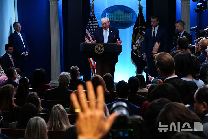 [워싱턴=AP/뉴시스] 도널드 트럼프 미국 대통령이 6일(현지 시간) 백악관 브리핑룸에서 기자회견 중 취재진 질문에 답하고 있다. 2026.04.07.