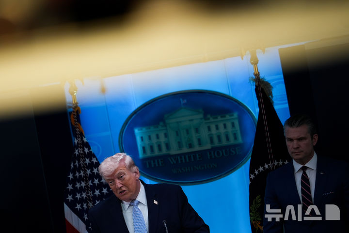 [워싱턴=AP/뉴시스] 도널드 트럼프 미국 대통령이 6일(현지 시간) 백악관 브리핑룸에서 기자회견 중 취재진 질문에 답하고 있다. 2026.04.07.