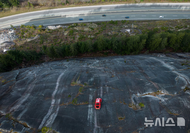 [스쿼미시=AP/뉴시스] 6일(현지 시간) 캐나다 브리티시컬럼비아(BC)주 스쿼미시의 씨투스카이 고속도로 위 절벽에 속이 비어 있는 폴크스바겐 비틀이 매달려 있다. 이에 대해 BC대학교 공대생이라고 주장하는 한 단체가 자신들의 소행이라고 밝히며, 이는 접근이 어려운 장소에 물체를 설치하는 전통 중 하나라고 주장했다. 주 공원 당국은 이에 대해 “심각한 공공 안전 위협”이라며 인기 암벽 등반 지역인 이곳을 폐쇄하고 철거할 것이라고 밝혔다. 2026.04.07.