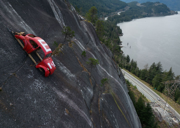 [스쿼미시=AP/뉴시스] 6일(현지 시간) 캐나다 브리티시컬럼비아(BC)주 스쿼미시의 씨투스카이 고속도로 위 절벽에 속이 비어 있는 폴크스바겐 비틀이 매달려 있다. 이에 대해 BC대학교 공대생이라고 주장하는 한 단체가 자신들의 소행이라고 밝히며, 이는 접근이 어려운 장소에 물체를 설치하는 전통 중 하나라고 주장했다. 주 공원 당국은 이에 대해 “심각한 공공 안전 위협”이라며 인기 암벽 등반 지역인 이곳을 폐쇄하고 철거할 것이라고 밝혔다. 2026.04.07.