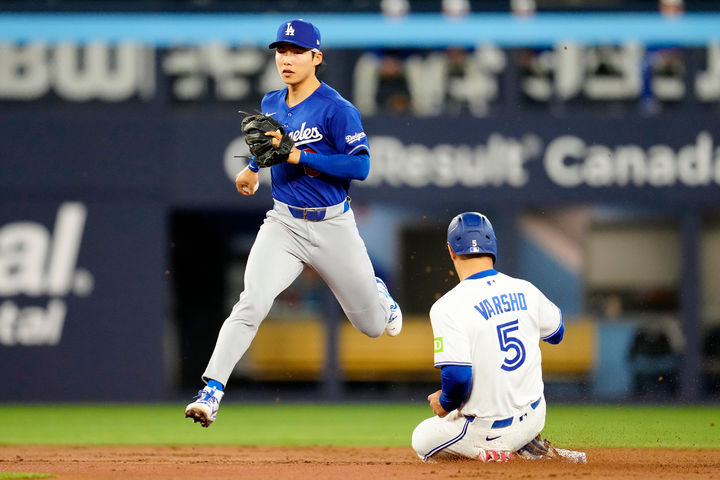 [토론토=AP/뉴시스] LA 다저스의 김혜성이 6일(현지 시간) 캐나다 토론토의 로저스 센터에서 열린 2026 MLB 토론토 블루제이스와 경기 1회 말 이닝을 종료하는 수비를 하고 있다. 유격수로 선발 출전한 김혜성은 8회 현재 3타수 1안타 1득점 1볼넷을 기록 중이며, 다저스는 13-1로 크게 앞서고 있다. 2026.04.07.