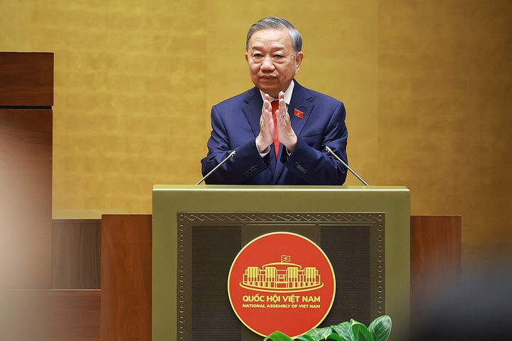 [하노이=AP/뉴시스] 베트남 권력서열 1위인 또 럼 공산당 서기장(69)이 7일 국가주석으로 선출되며 당과 국가 권력을 동시에 장악하게 됐다. 럼 서기장 겸 주석이 선출이후 연설하면서 악수하는 모습. 2026.04.07 