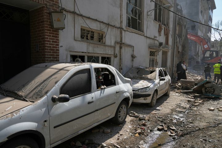 [테헤란=AP/뉴시스]이스라엘이 이란 민간인을 상대로 철도 이용을 자제하라는 경고를 내린 가운데 7일(현지 시간) 이란 전역에서 철도, 도로 등이 공습을 받았다는 현지 보도가 잇따랐다. 7일(현지 시간) 이란 수도 테레한 공습 현장에서 구조 요원들이 작업을 벌이는 가운데 파손된 차량들이 거리에 늘어서 있다. 2026.04.07.