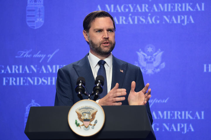 [부다페스트=AP/뉴시스]JD 밴스 미국 부통령이 7일(현지 시간) 헝가리 부다페스트에서 빅토르 오르반 헝가리 총리와 공동기자회견을 열고 발언하고 있다. 2026.04.07.