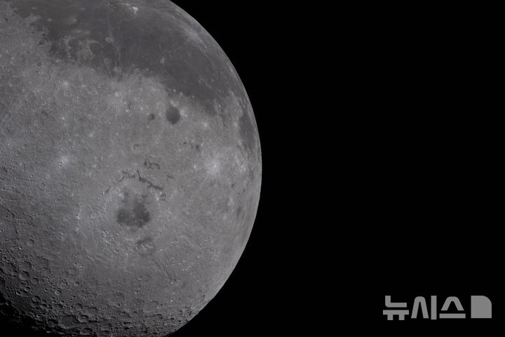 [워싱턴=AP/뉴시스] 미 항공우주국(NASA)이 제공한 사진에 6일(현지 시간) 아르테미스 II 우주선에서 본 달의 오리엔탈레 분지가 보이고 있다. 오리엔탈레 분지는 중앙에 검은 부분이 있는 둥근 분화구다. 2026.04.08.