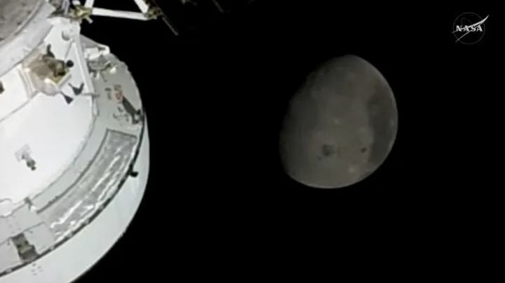 아르테미스 2호 승무원들이 탑승해 달 관측 임무를 수행 중인 오리온 우주선이 4월 6일(현지 시각) 달에 지속적으로 접근하고 있다. 지구에서 볼 수 있는 달의 앞면(오른쪽)과 뒷면(왼쪽)이 모두 시야에 들어와 있다. (사진=NASA) *재판매 및 DB 금지