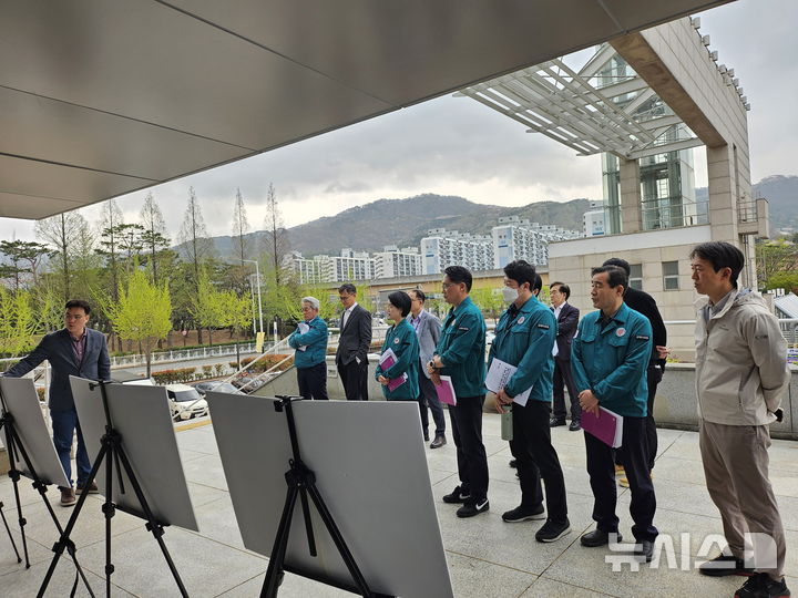 [김해=뉴시스]김해시의회 연지공원 연결도로 현장 방문. (사진=김해시의회 제공). 2026.04.07. photo@newsis.com