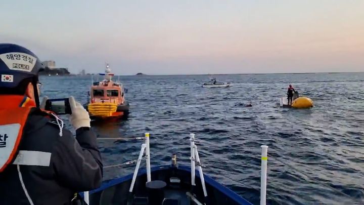 [속초=뉴시스] 7일 속초해경이 대포항 앞 바다에서 전복된 어선 주변 해역에서 주조활동을 나서고 있다.(사진=속초해경 제공)photo@newsis.com *재판매 및 DB 금지