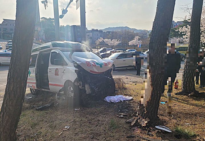 [원주=뉴시스] 강원 원주시 무실동 법원 앞 사거리에서 사설 구급차와 승용차가 충돌하는 사고가 발생했다 . (사진=강원소방본부 제공 제공) 2026.04.6. photo@newsis.com *재판매 및 DB 금지