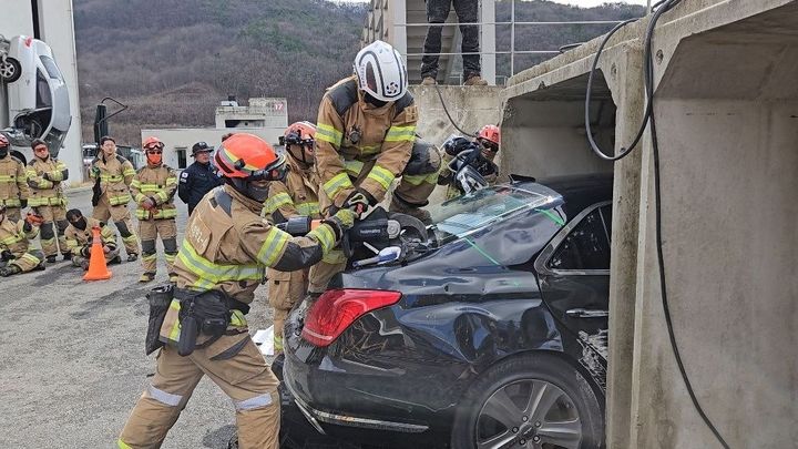 [서울=뉴시스]대통령경호처 경호안전교육원과 중앙소방학교가 지난달 23일부터 이달 3일까지 충남 소재 중앙소방학교에서 특수차량 복합사고 상황을 가정한 인명구조 훈련을 합동으로 실시했다. (사진=경호처 제공) 2026.04.07. photo@newsis.com *재판매 및 DB 금지