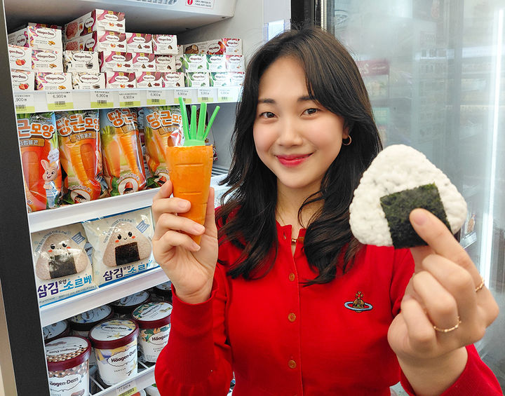 편의점 CU가 당근과 삼각김밥 모양의 아이스크림 2종을 선보인다고 7일 밝혔다. *재판매 및 DB 금지
