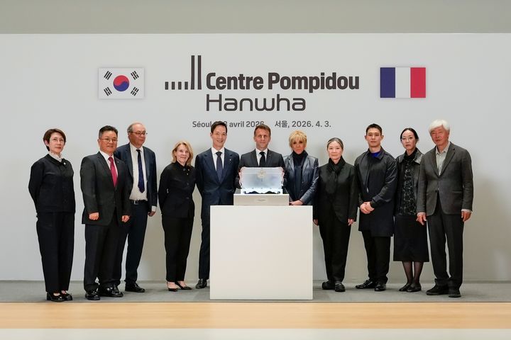 한화문화재단은 프랑스 대통령에게 한국의 전통 정서와 상징을 담은 국내 공예작가의 ‘함’을 기념선물로 증정했다. 왼쪽부터 임근혜 한화문화재단 전시총괄 디렉터, 이성수 한화문화재단 이사장, 로랑 르봉 퐁피두센터장, 카트린 페가르 프랑스 문화부 장관, 김동원 한화생명 사장, 에마뉘엘 마크롱 프랑스 대통령, 브리지트 마크롱 프랑스 대통령 부인, 김수자 작가, 김희천 작가, 유준영 작가, 이배 작가 *재판매 및 DB 금지