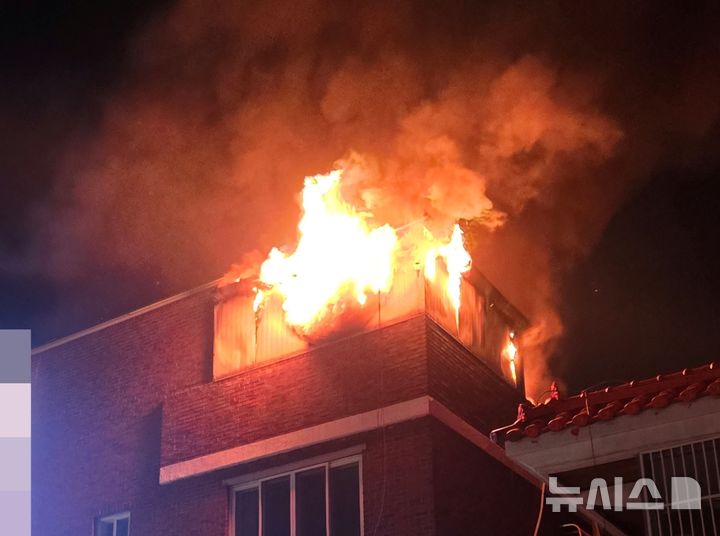 [인천=뉴시스] 부천시 소사본동 다세대주택 화재. (사진=경기소방재난본부 제공) 2026.04.07. photo@newsis.com