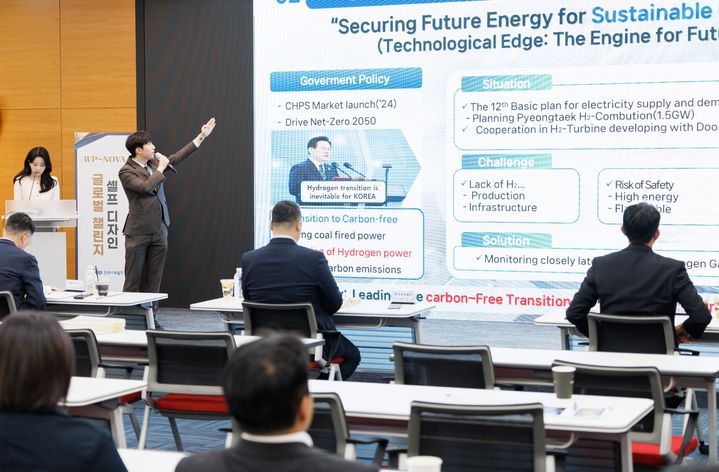 [세종=뉴시스] 한국서부발전은 7일 더블유피 노바에 참여할 6개팀인 더블유피 솔라리본, 서부가 그린대로, 더블유피 카본헌터스, 더블유피 밸류업, 클린앤클리어, 스카이라이트를 최종 선정했다고 밝혔다. 사진은 이날 진행된 최종 심사 중 참가자가 발표하는 모습. (사진=서부발전 제공) 2026.04.07. photo@newsis.com *재판매 및 DB 금지